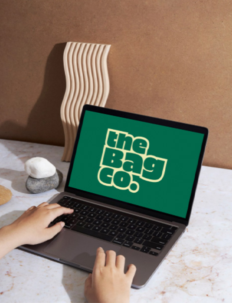 laptop con logo The Bag Co.